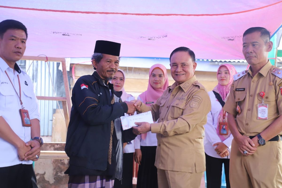 Wabup Lampung Barat Serahkan Donasi Rp11,9 Juta untuk Bangun Kembali TPA Sunan Bonang yang Terbakar