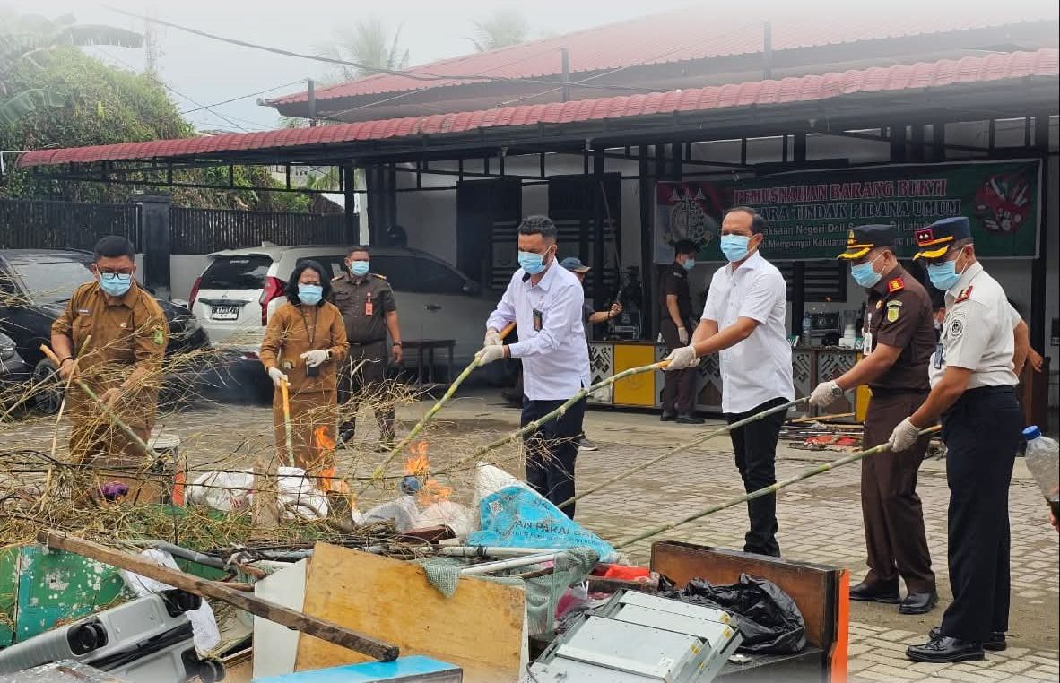 Rutan Kelas I Labuhan Deli Ikut Serta dalam Pemusnahan Barang Bukti di Kejari Labuhan Deli, 25 Perkara Tuntas