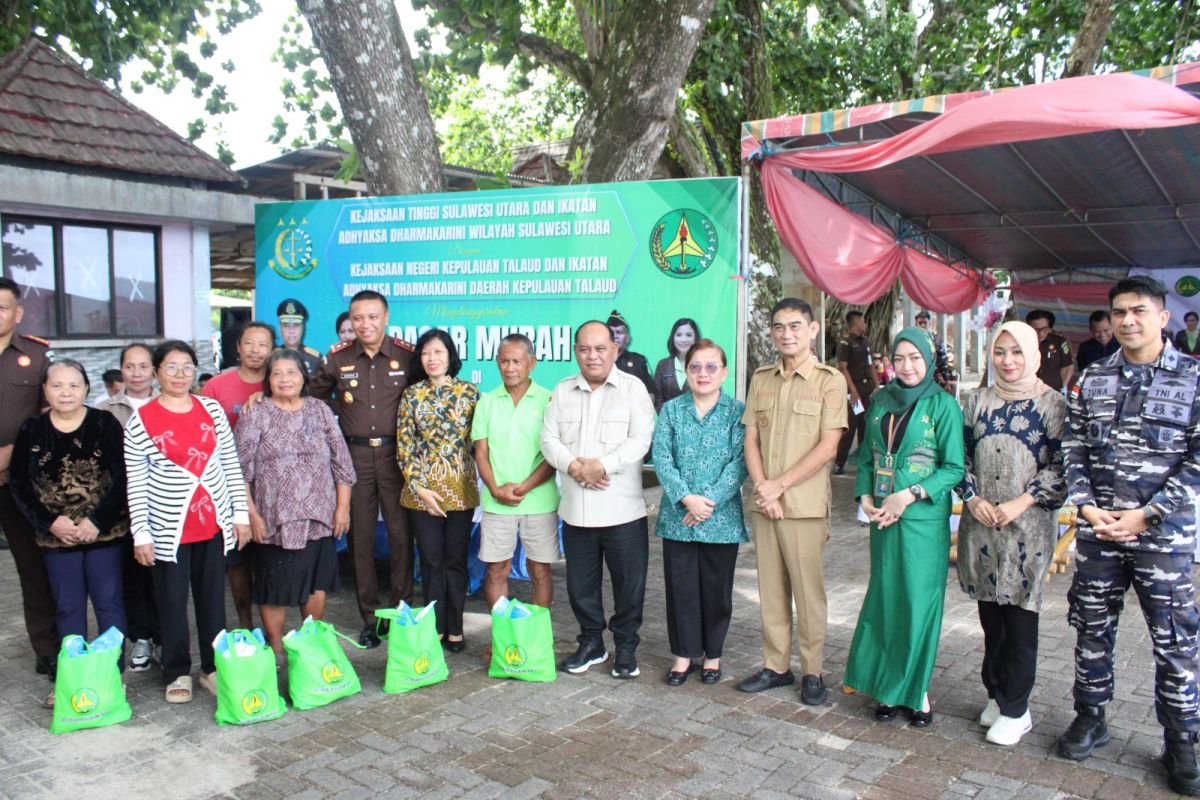 Kejati Sulut Bagikan 800 Paket Sembako dan Panen Padi Bersama Petani di Perbatasan Talaud, Tegaskan Kehadiran Negara