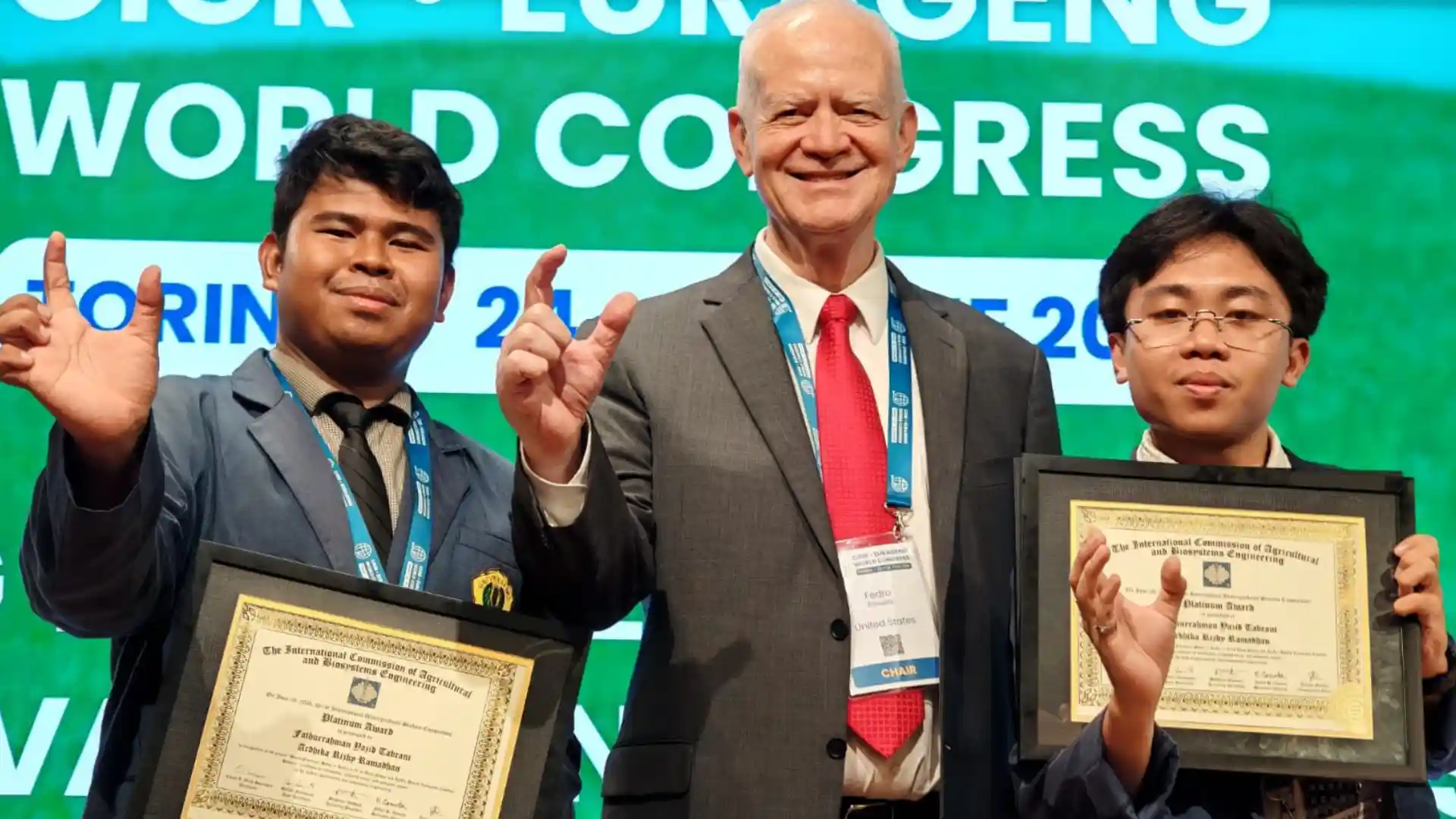 Dua Mahasiswa Unram Raih Platinum Award di Italia, Ciptakan Alat Irigasi Otomatis untuk Lahan Minim Sinyal