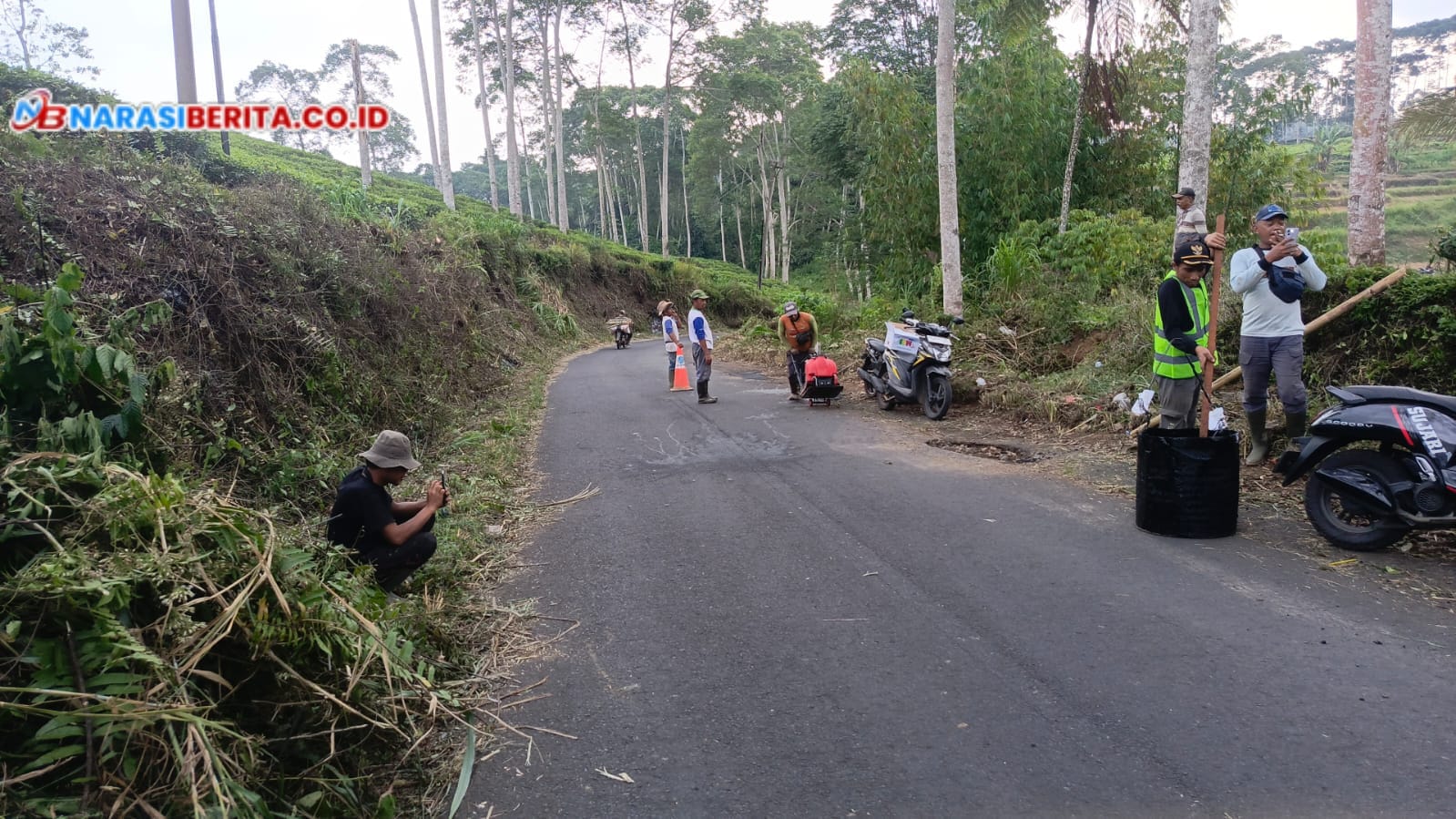 Demi Keselamatan Anak Sekolah, Ratusan Warga Kabawetan Kepahiang Gotong Royong Tambal Jalan Provinsi Pakai Dana Swadaya Rp 15 Juta