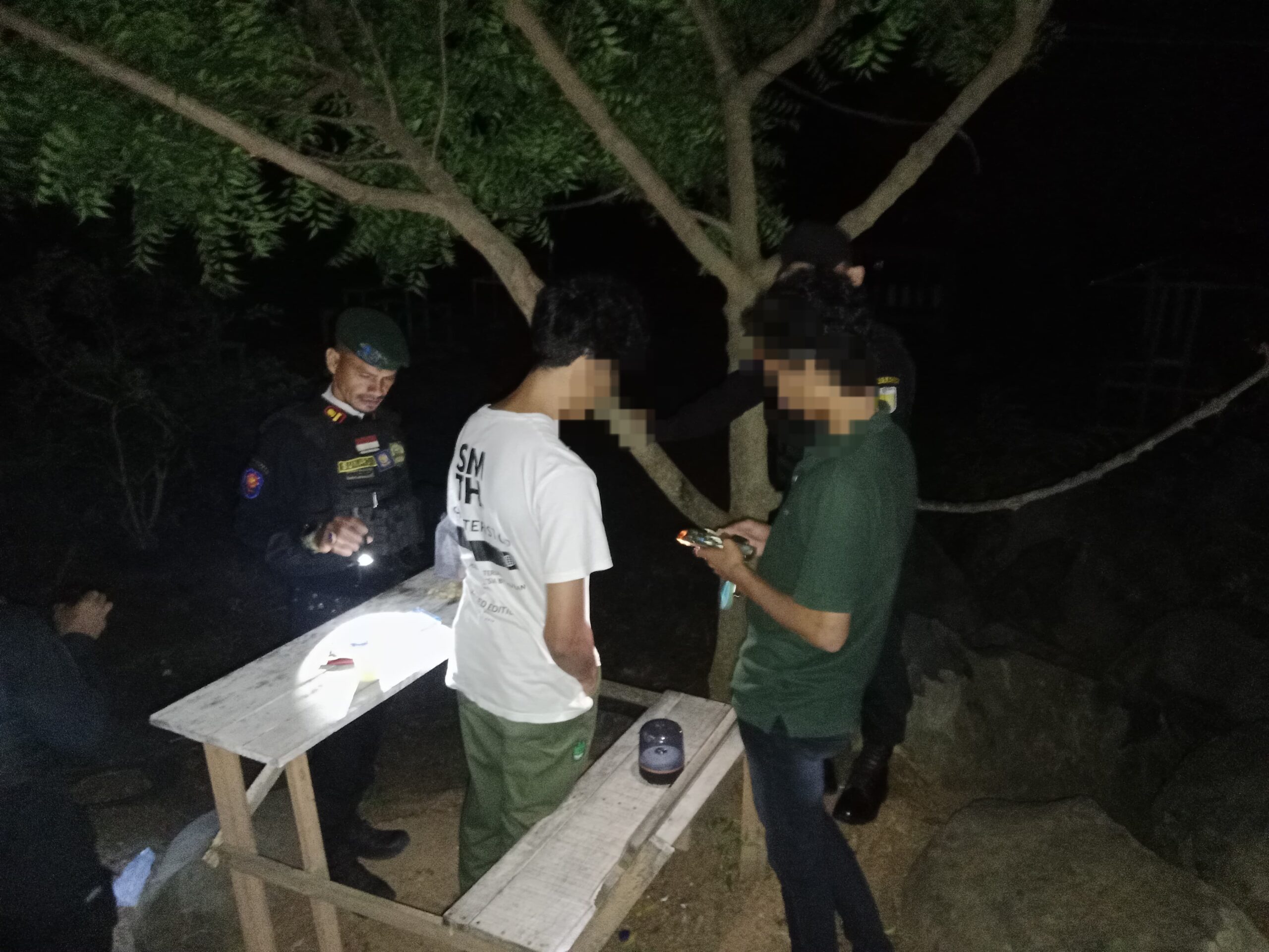 Satpol PP/WH Banda Aceh Amankan Dua Pemuda Kedapatan Minum Tuak di Pantai Ulee Lheue, Diseret ke Kantor untuk Pembinaan