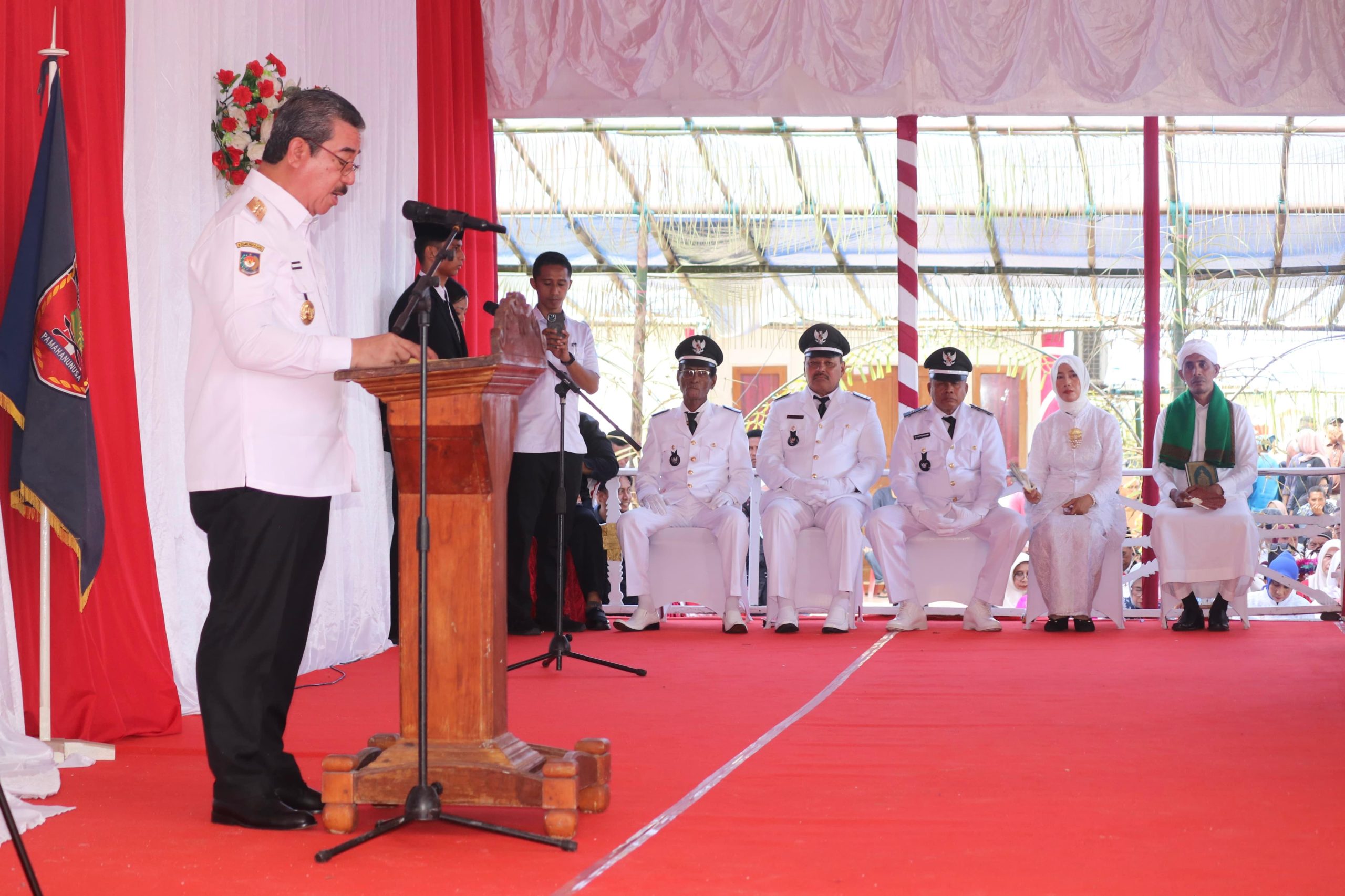 Gubernur Maluku Hendrik Lewerissa Lantik Raja Siri Sori Islam, Ingatkan Tiga Mandat Kepemimpinan Adat di Tengah Zaman