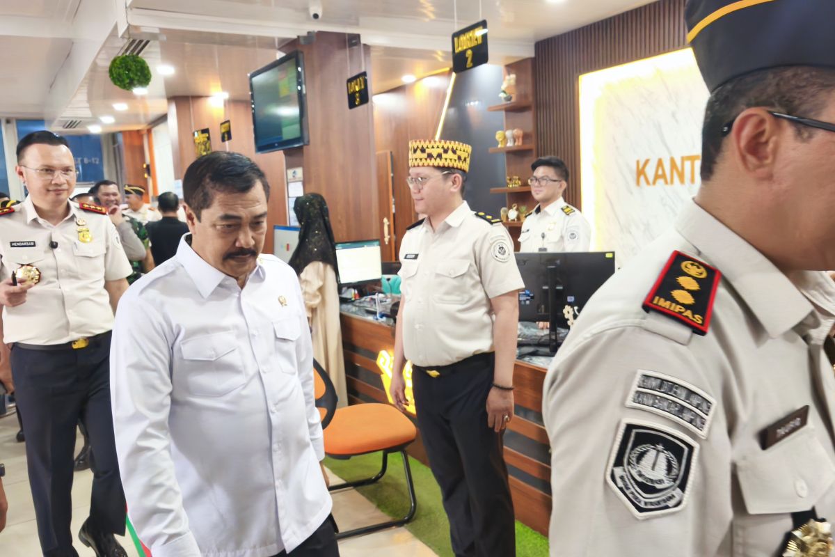 Menteri Imigrasi Agus Andrianto Tinjau Pelayanan di Kantor Imigrasi Bandarlampung, Terima Saran Camilan Gratis