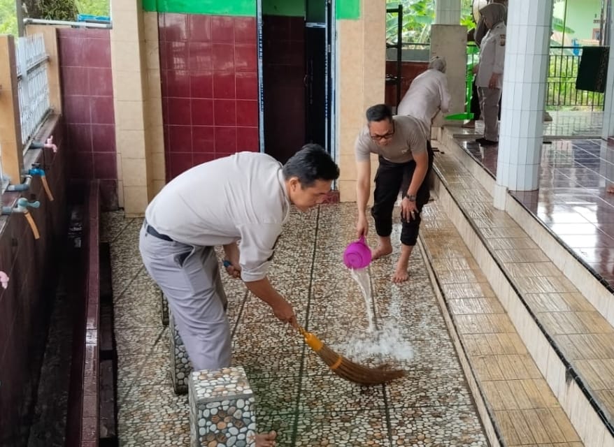 Polisi Bersihkan Masjid Nurul Falah di Lubuk Linggau Lewat Program BELIDA, 25 Personel Dikerahkan