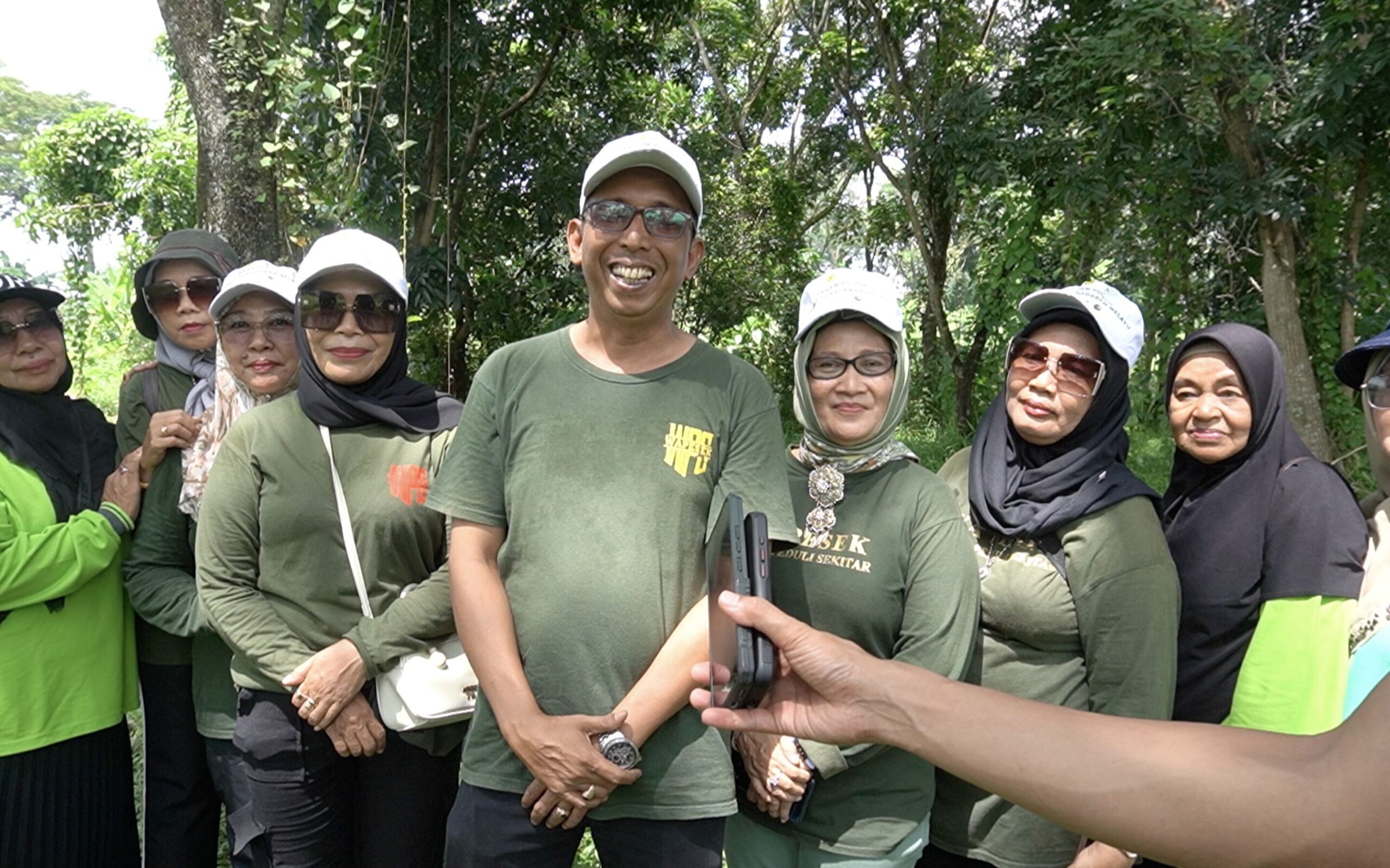 Peduli Lingkungan Bantaran Sungai Deli, Wa Pesek Dorong Perawatan Tanaman Berkelanjutan dan Pemberdayaan UMKM