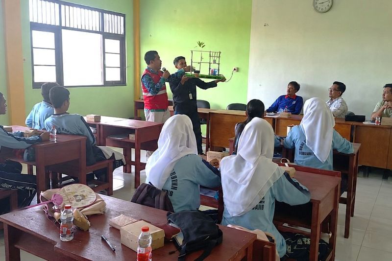 PLN Edukasi 36 Siswa SMKN 1 Kuala Pembuang soal Keselamatan Listrik, Materi Bahaya hingga Penggunaan Aman