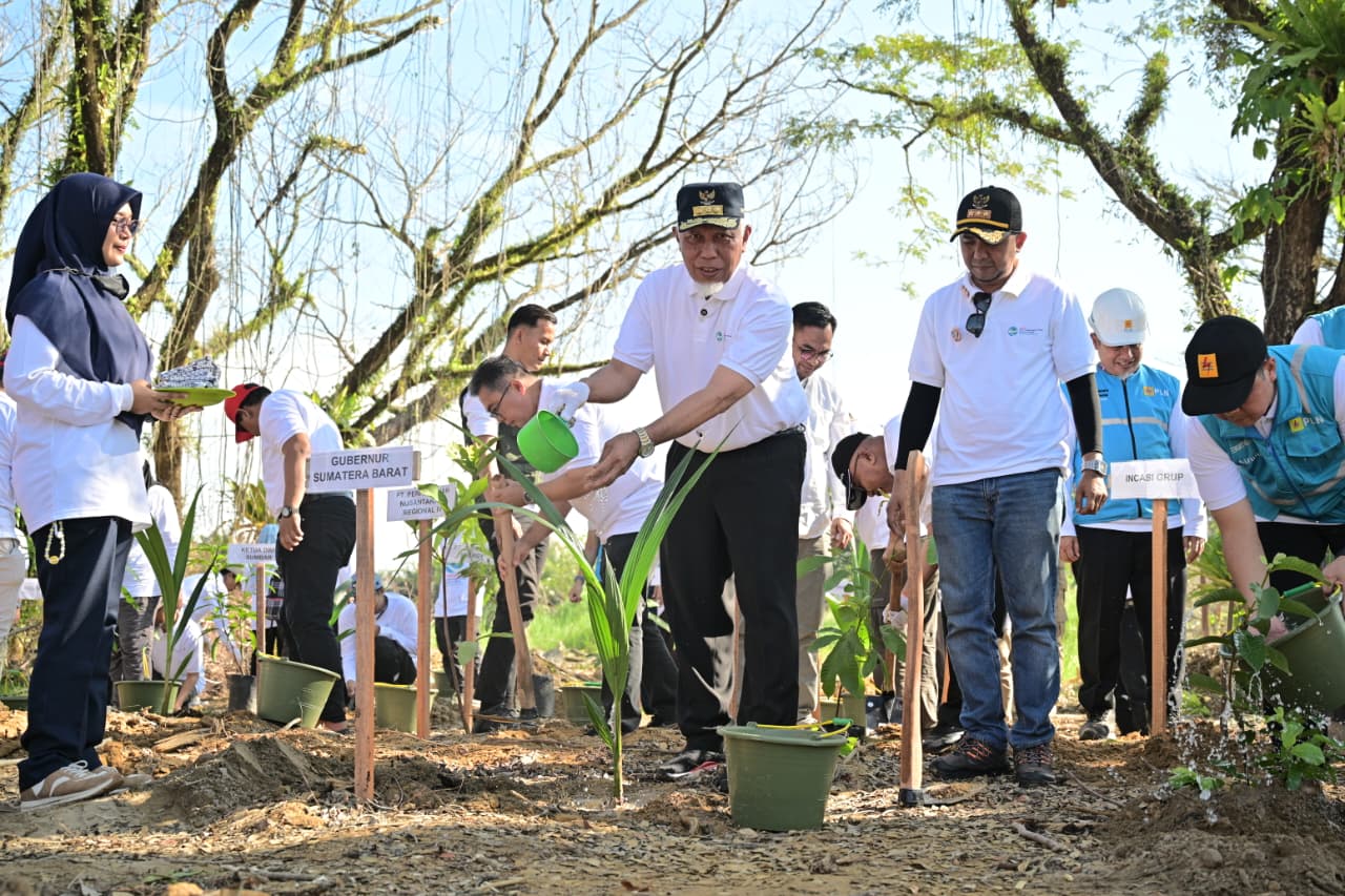 Gubernur Sumbar Mahyeldi Pimpin Penanaman 1.000 Pohon di Hutan Kota Malvinas Padang, Serukan Aksi Nyata Cegah Banjir