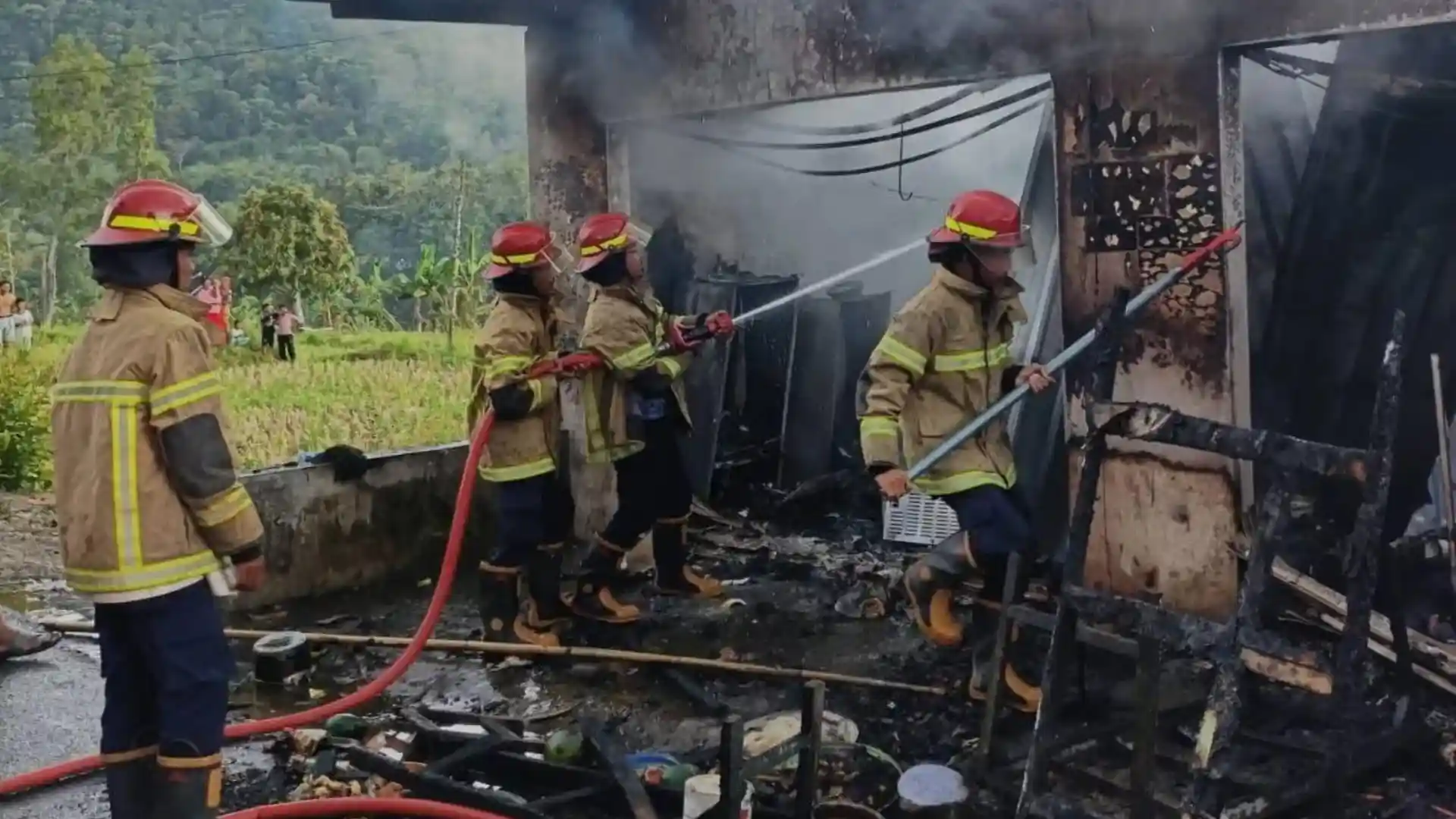 Kebakaran Hanguskan Rumah Kios di Kuripan Selatan, Kerugian Capai Rp100 Juta Akibat Korsleting Listrik