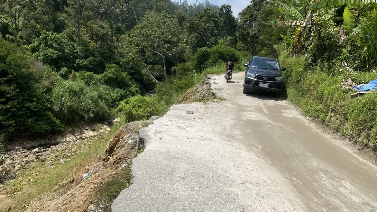 Jalan Akses Monumen PDRI Koto Tinggi di Limapuluh Kota Amblas Diterjang Batang Sinamar, Warga Minta Perbaikan Segera