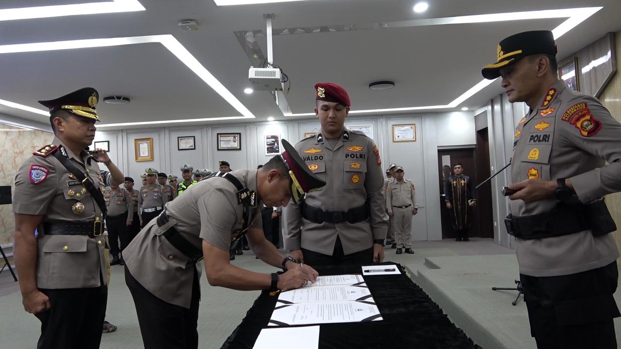 Kapolrestabes Palembang Pimpin Sertijab Kasat Lantas, AKBP Hendyanto Panusunan Hutasoit Resmi Jabat Posisi Baru