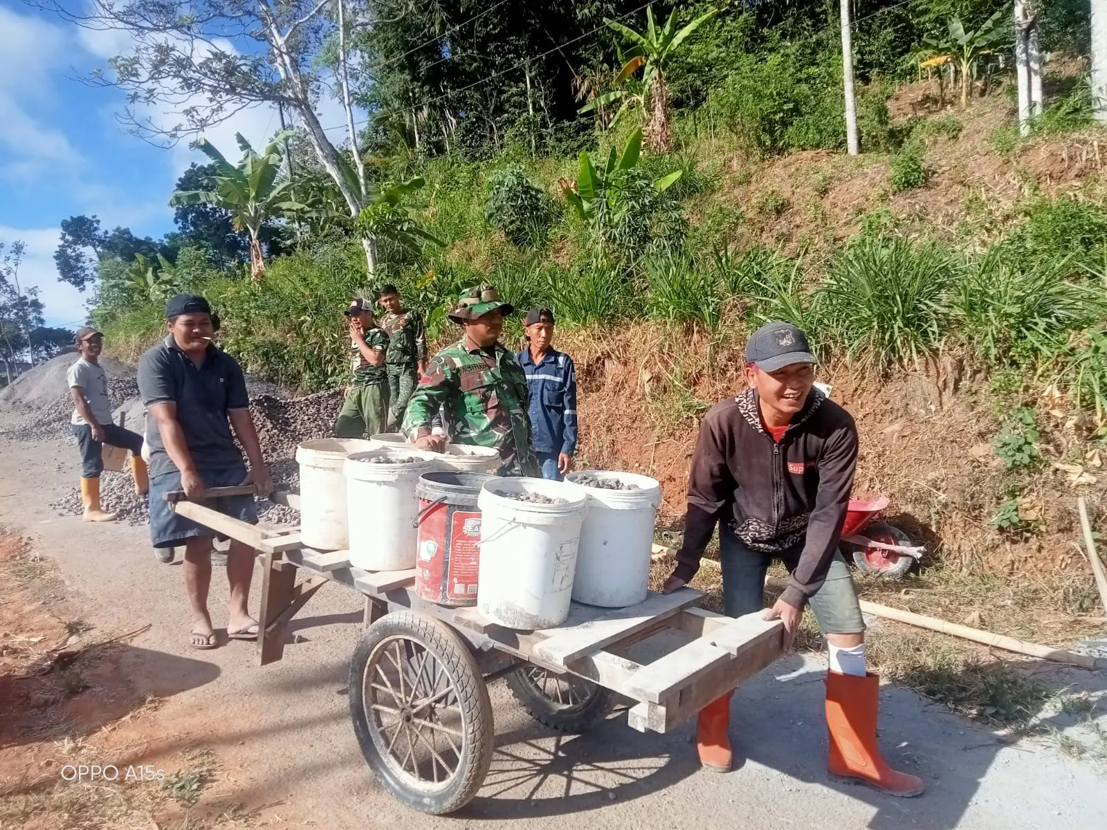 Prajurit TNI di Desa Cukil Sumsel Gotong Royong Bangun Jalan dan Bersihkan Saluran Air, Warga Rasakan Langsung Manfaatnya