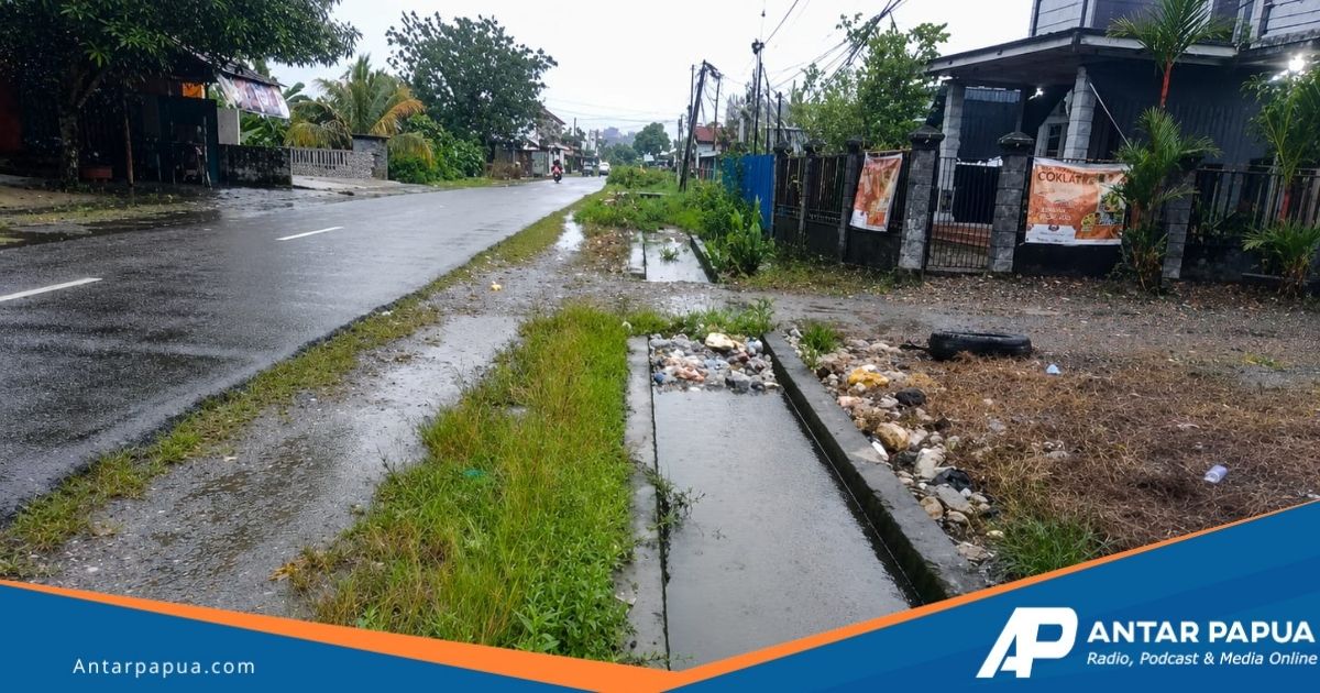 Drainase Tersumbat Sampah dan Rumput, Warga Busiri Ujung Mimika Keluhkan Genangan Air Saat Hujan Turun
