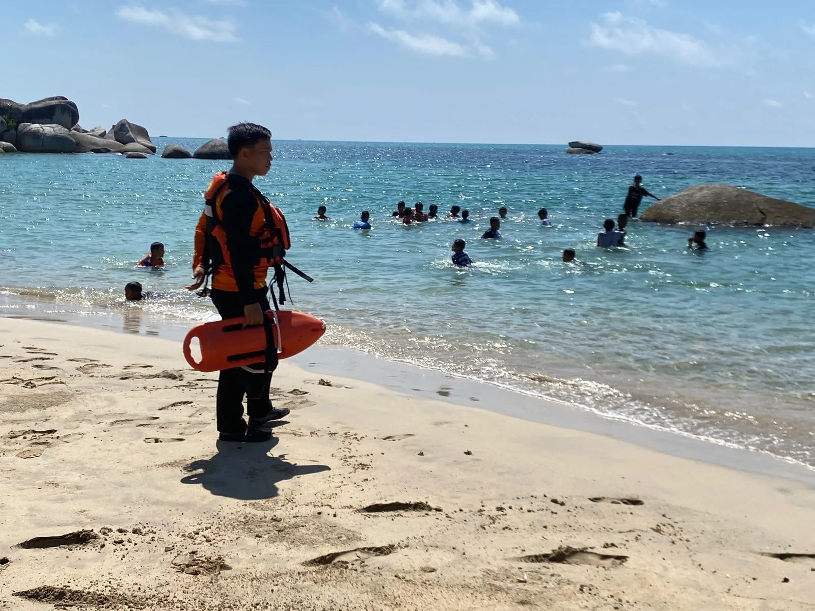 SAR Natuna Bekali Puluhan Siswa SD IT Ranai Keselamatan di Perairan, Edukasi Sejak Dini di Pantai Cemaga