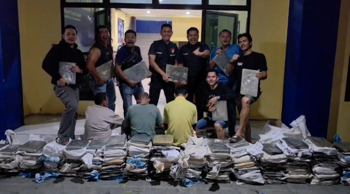 Polairud Polda Babel Gagalkan Penyelundupan 4,7 Ton Balok Timah Ilegal ke Tangerang, Dua Orang Diamankan