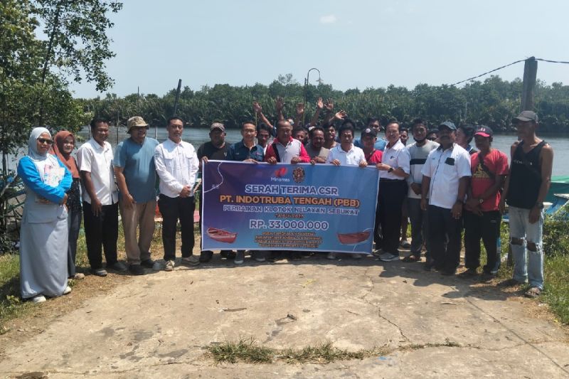 PT Indotruba Tengah Kucurkan Rp 33 Juta Perbaiki Kelotok Nelayan di Kotawaringin Barat, Dorong Ekonomi Keluarga