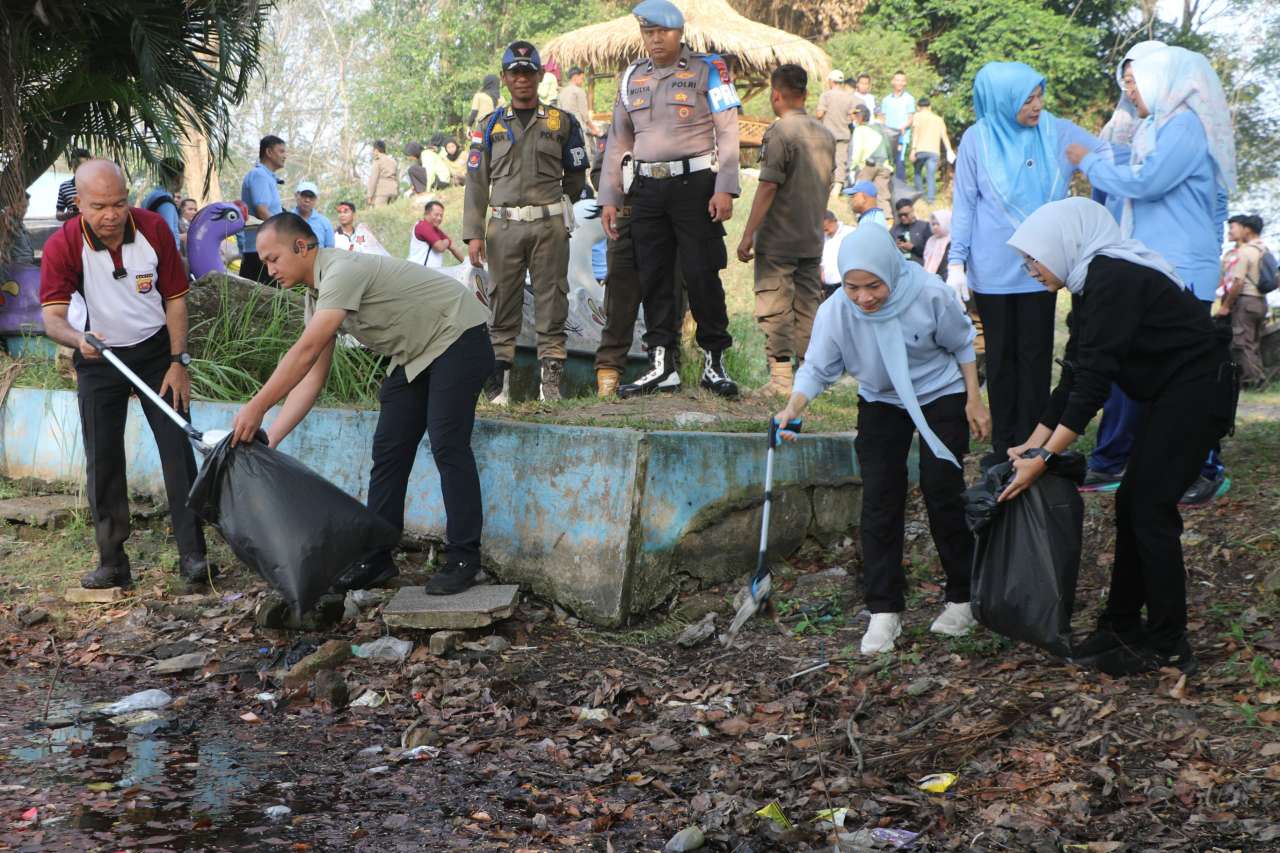 Bupati Serang Ajak Warga Peduli Lingkungan Mulai dari Rumah saat Aksi Bersih-Bersih Danau Tasikardi Bareng Kapolda Banten