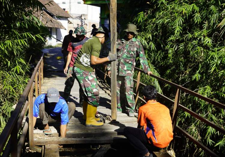 Satgas TMMD 129 Bojonegoro dan Warga Mulai Bongkar Jembatan Kayu Rusak di Dusun Mundu, Diganti Struktur Lebih Kokoh