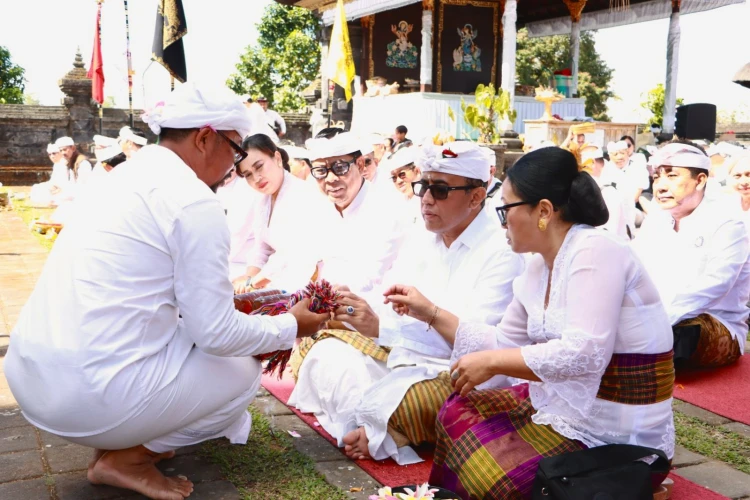 Puncak Karya Aci Purnama Kasa di Besakih, Wali Kota Denpasar Pimpin Persembahyangan Bersama
