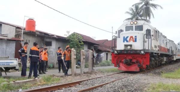 KAI Divre II Sumbar Tutup Perlintasan Liar di Lubuk Alung Padang Pariaman