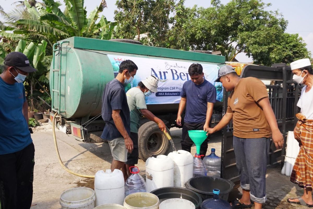 PT Hakaaston Salurkan Air Bersih ke Desa Sidodadi Lamsel, Bantu Warga Terdampak Kemarau dan Abu Vulkanik