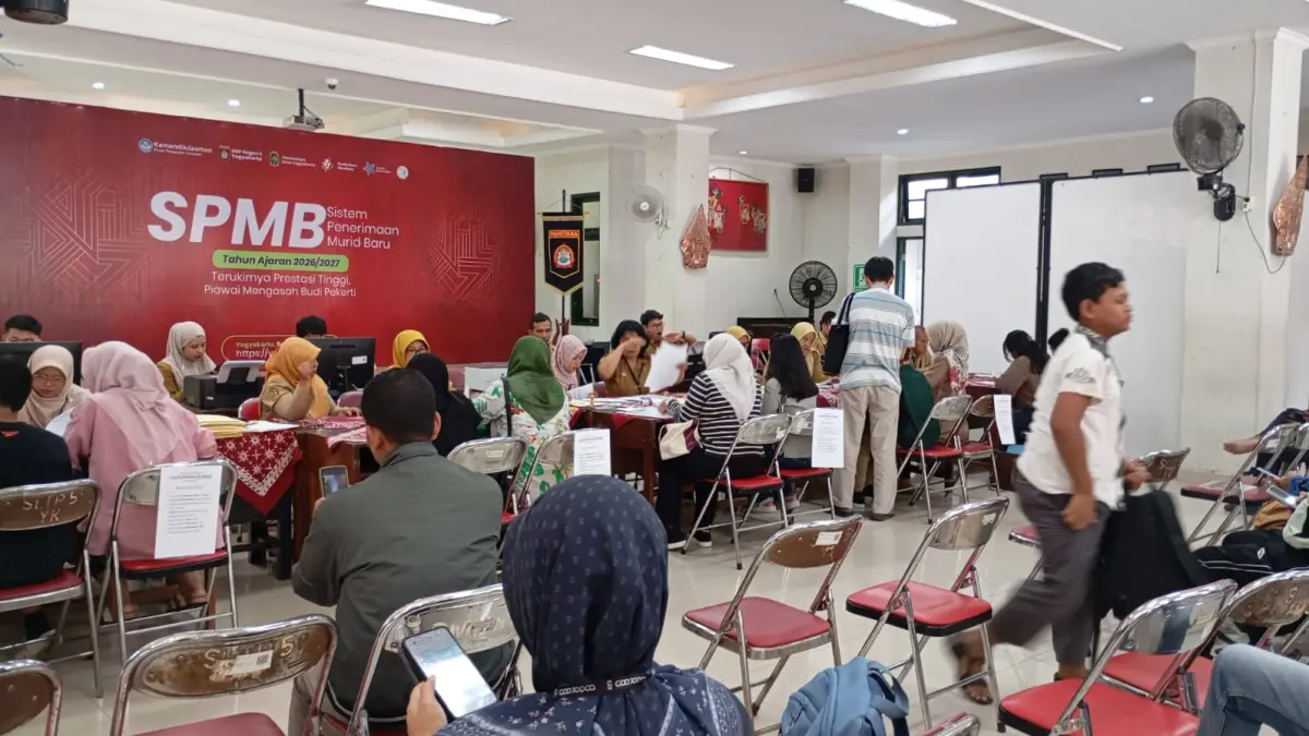Antre Sejak Subuh, Orang Tua Calon Siswa Padati SMPN 5 Jogja di Hari Pertama Pendaftaran Jalur Domisili dan KSJPS