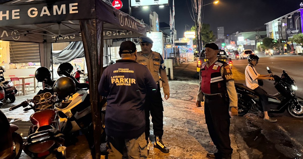 Patroli Malam Minggu di Lapangan Puputan Badung: Hujan Bubarkan Pengunjung, Polsek Denpasar Barat Perketat Pengawasan Luar Area