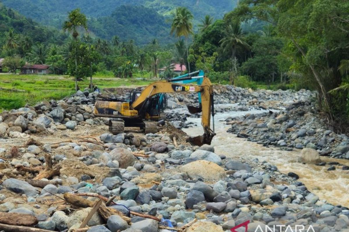 Banjir Bandang Batang Guo Kuranji Padang: 3 Alat Berat Dikerahkan, Jalur Sungai Bergeser dan Tanggul Jebol