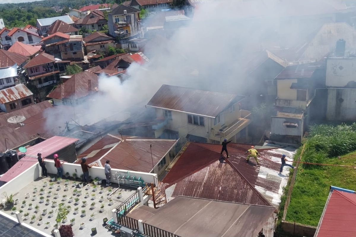 Kebakaran di Bukittinggi Hanguskan Rumah di Pusat Kota, Seorang Lansia Tewas Terjebak Api saat Coba Selamatkan Barang