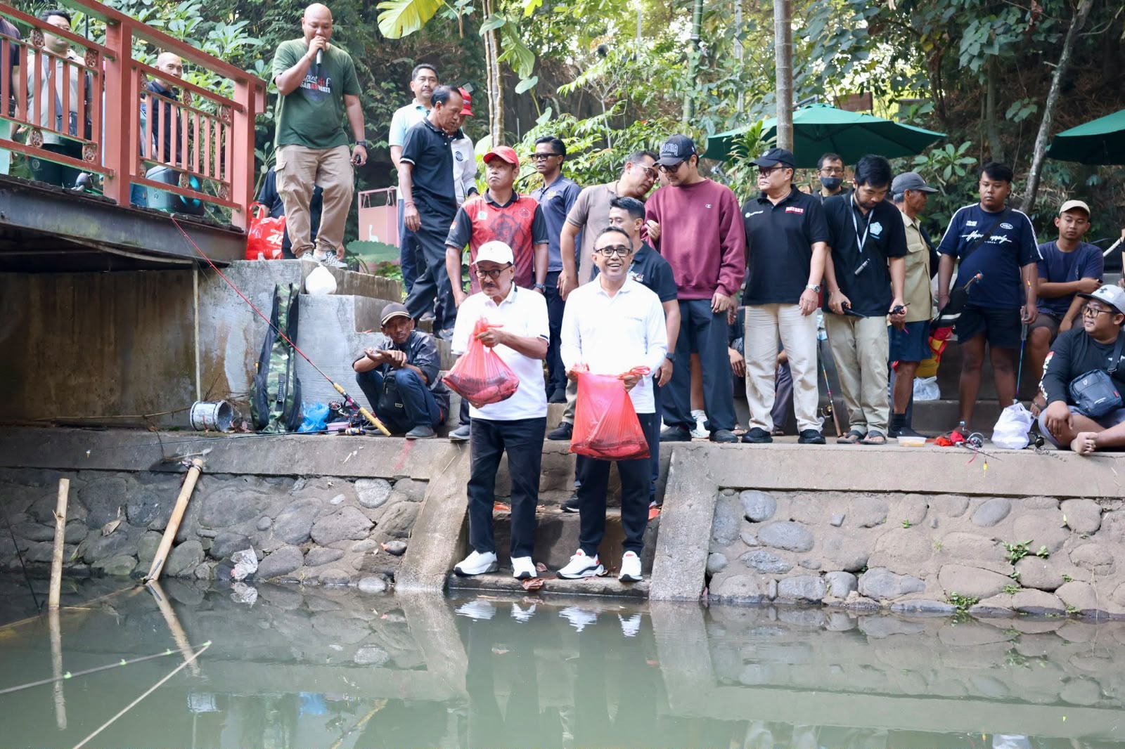 Ribuan Pemancing Padati Tukad Bindu Denpasar, Wali Kota Jaya Negara Buka Lomba Lele Air Deras untuk Dana Karya Banjar Saraswati