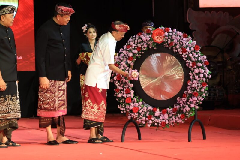 Gubernur Koster Tutup PKB XLVIII dan Buka Festival Seni Bali Jani VIII, 12 Seniman Raih Penghargaan Adi Sewaka Nugraha