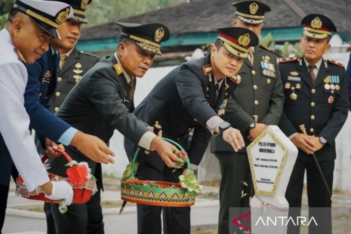 Danrem 091/ASN Pimpin Ziarah Nasional di TMP Kesuma Bangsa Samarinda Sambut HUT ke-81 TNI