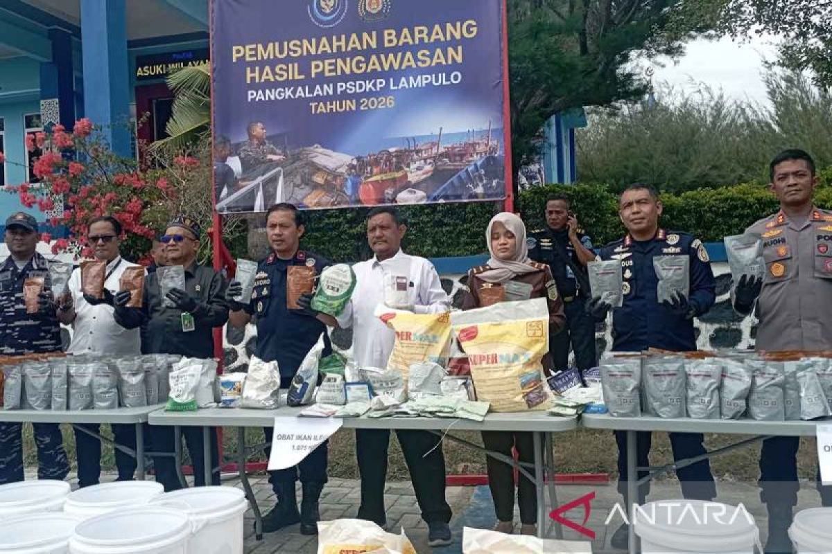 KKP Musnahkan Satu Ton Pakan dan Obat Ikan Ilegal di Banda Aceh, 15 Alat Tangkap Merusak Dibakar