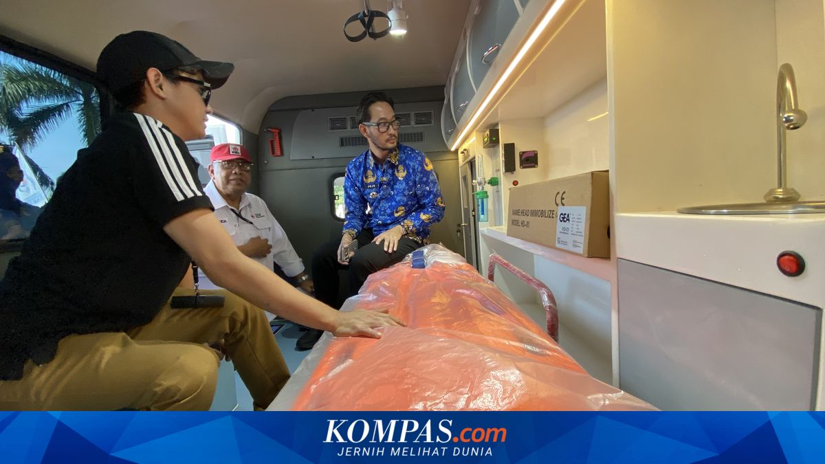 Usai Tinjau Longsor Pasirlangu, Raffi Ahmad Salurkan Tiga Ambulans untuk PMI Jabar, Bandung Barat, dan Cimahi