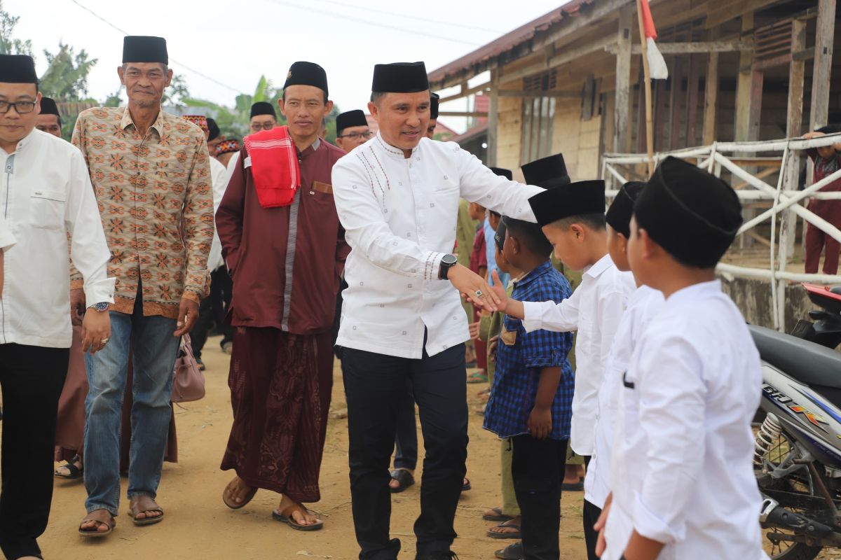 Pemkab Lampung Barat Resmi Alirkan Listrik ke 65 KK di Pekon Sukamakmur, 36 KK Lainnya Masih Proses