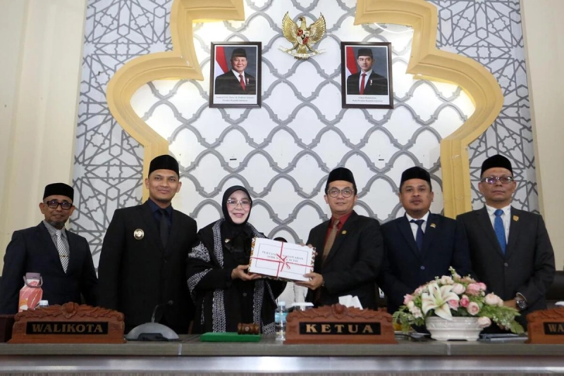 Wali Kota Banda Aceh Serahkan Raqan Pertanggungjawaban APBK 2025 ke DPRK, Realisasi Pendapatan Capai Rp1,49 Triliun