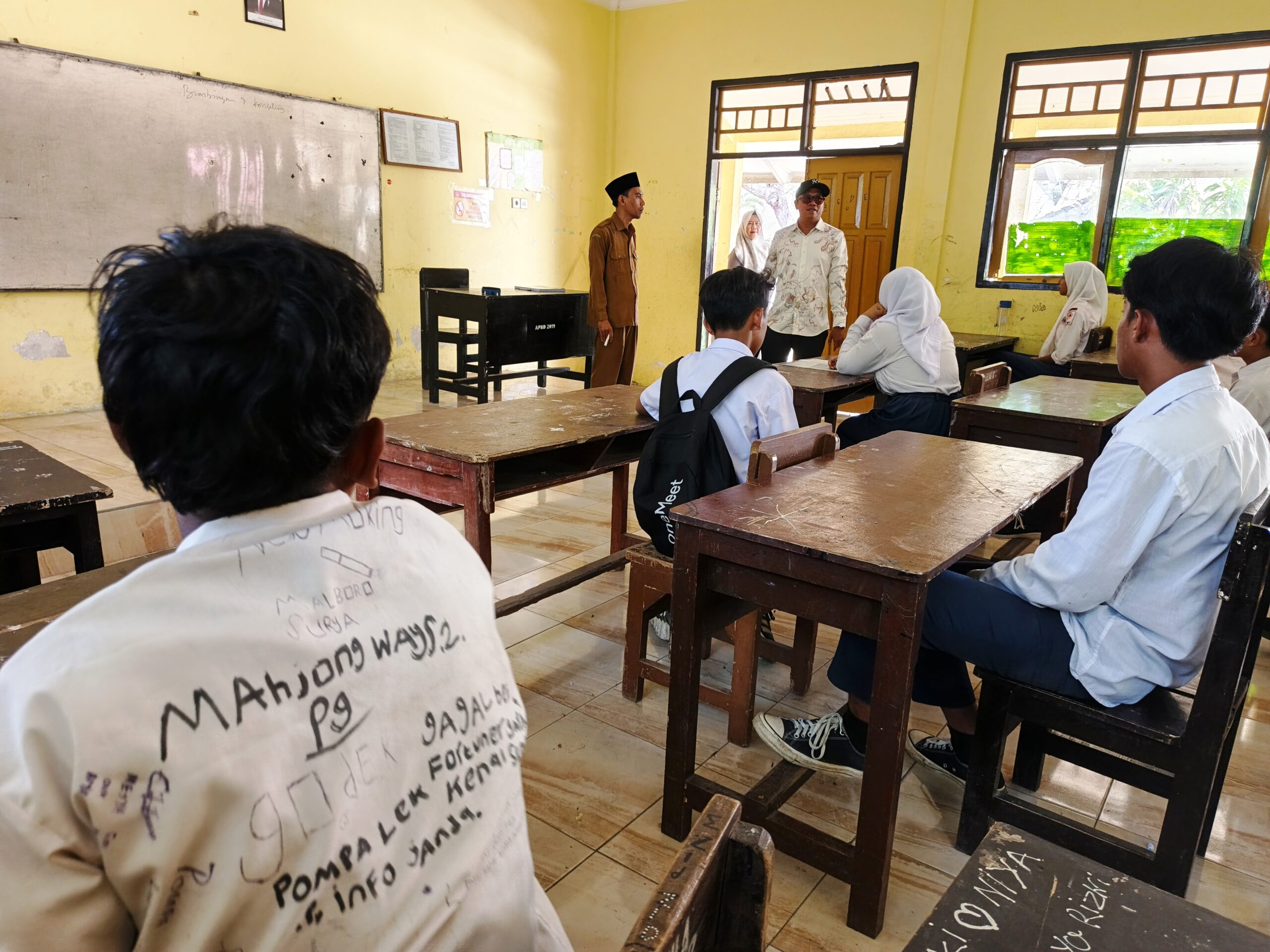 Siswa SMPN 18 Mataram Tak Punya Seragam Lain, Anggota DPRD Ahmad Azhari Gufron Langsung Janji Beri Baju Baru