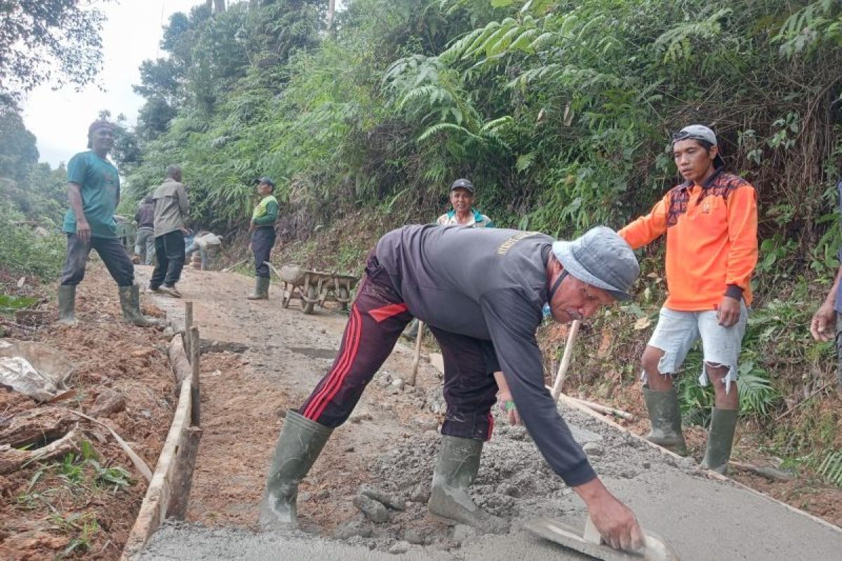 Gotong Royong Betonisasi Jalan Puncak Labuang Limau Manis, PT Semen Padang Bantu 3.000 Zak Semen