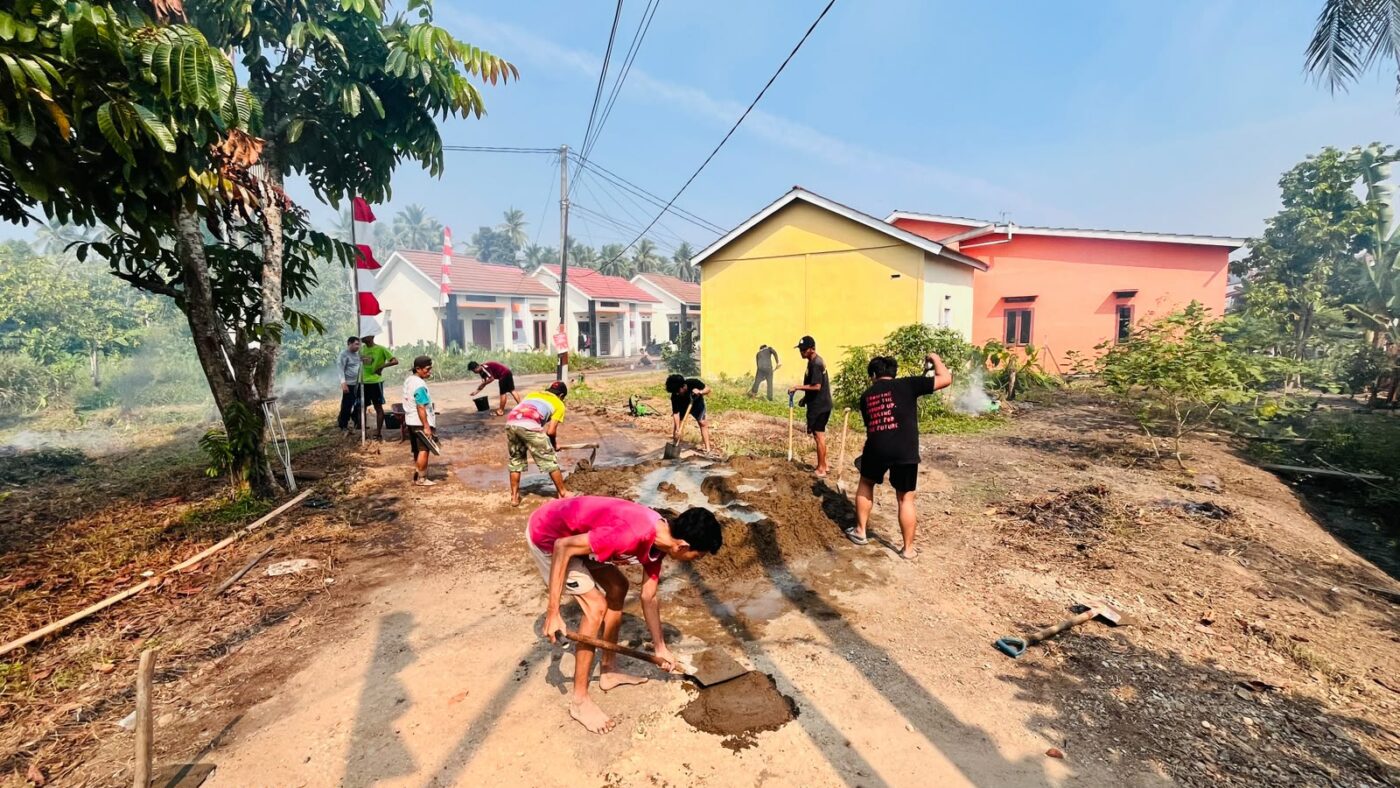 Dua Tahun Jalan Rusak di Komplek Kanayaqueen Kubu Raya Bikin Warga Waswas, Swadaya Menambal Lubang Hingga Patungan Beli Semen