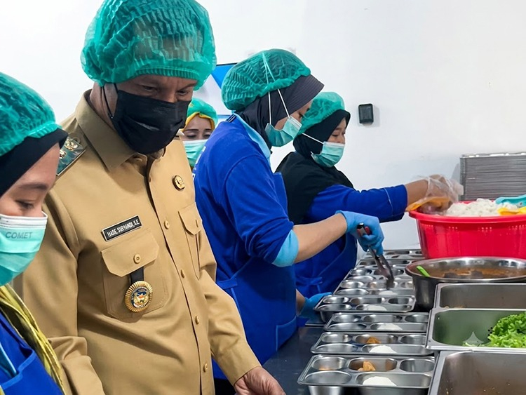 Wabup Bogor Tinjau Dapur MBG di Megamendung, Pastikan Distribusi Makanan Siswa Sesuai Standar Gizi