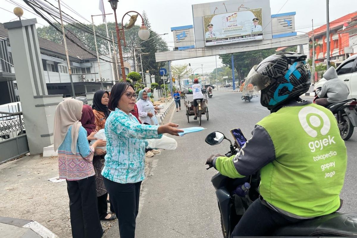 Lapas Perempuan Palembang Bagikan 100 Paket Roti dan Masker ke Warga Terdampak Kabut Asap Karhutla