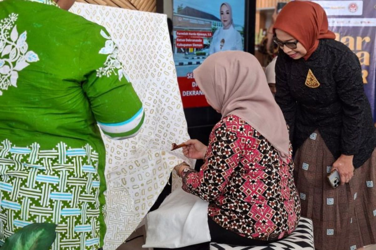 Dekranasda Sleman Pamerkan 27 Karya Batik Alumni Gen Z Batik Preneur, 6 Produk Tampil di Fashion Show