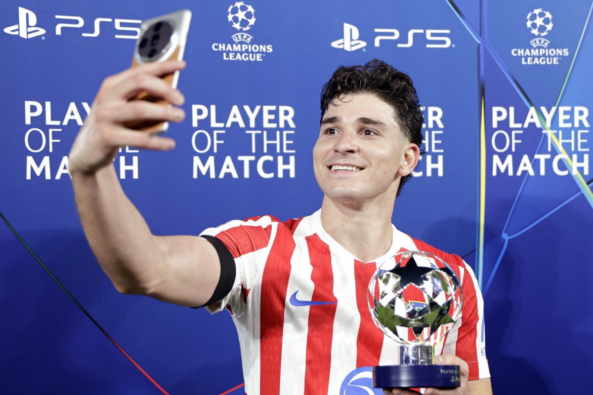 Deco Tegaskan Barcelona Move On dari Julian Alvarez, Fokus ke Raphinha di Lini Depan