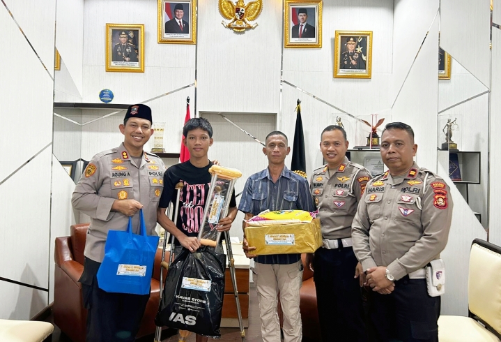 Kapolres Musi Rawas Beri Tongkat dan Sembako ke Korban Lakalantas di Hari Bhayangkara ke-80, Aldo Sempat Alami Amputasi