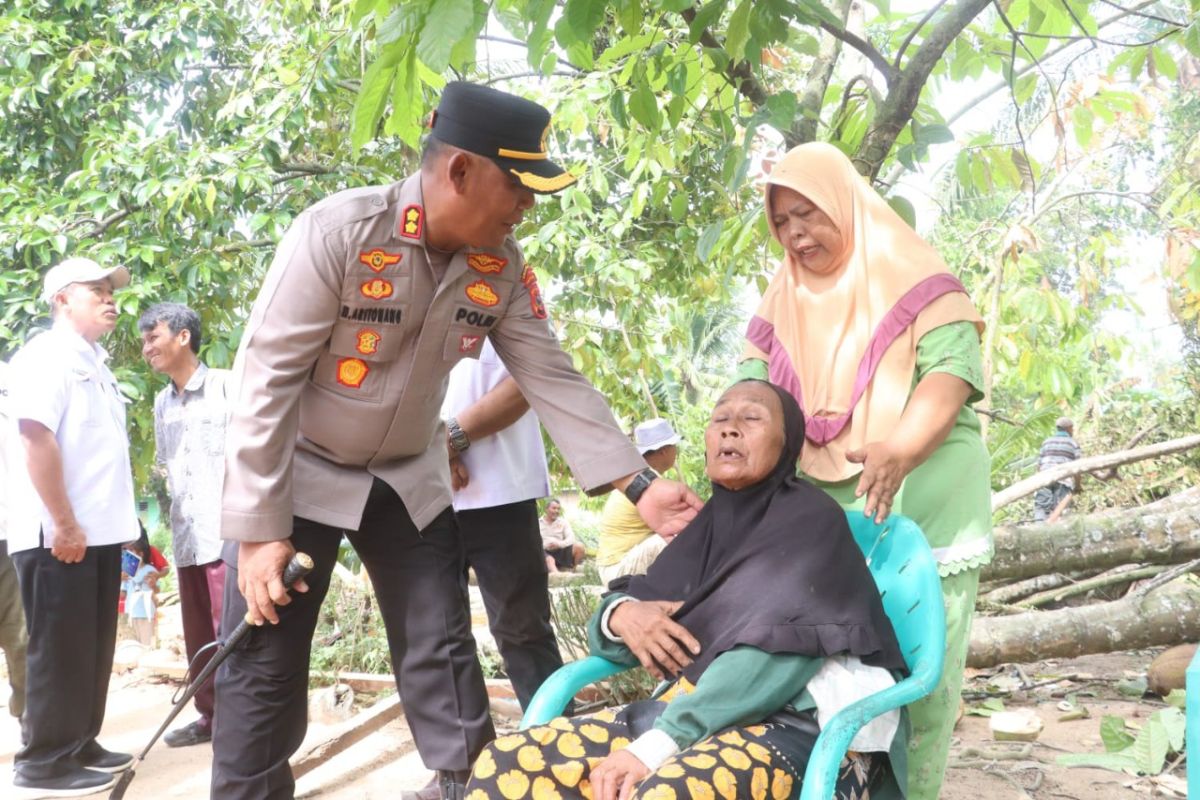 Kapolres Simalungun Salurkan Bantuan ke 161 Rumah Rusak Akibat Puting Beliung di Pematang Bandar