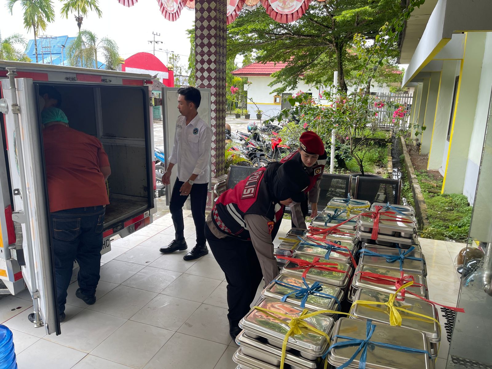 Polwan Polres Gunung Mas Luncurkan Inovasi Situkepmas, Patroli Sambangi Pasar dan Kawal Distribusi Makanan Bergizi Gratis di Kuala Kurun