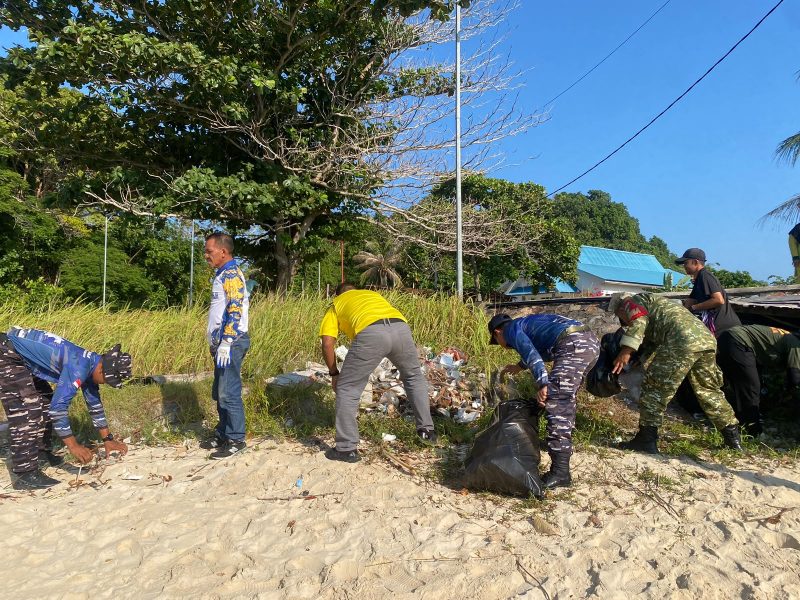 Karya Bakti Lintas Instansi di Pantai Berhala Anambas, Babinsa Serka Didih Sukiadi Pimpin Langsung Aksi Kebersihan