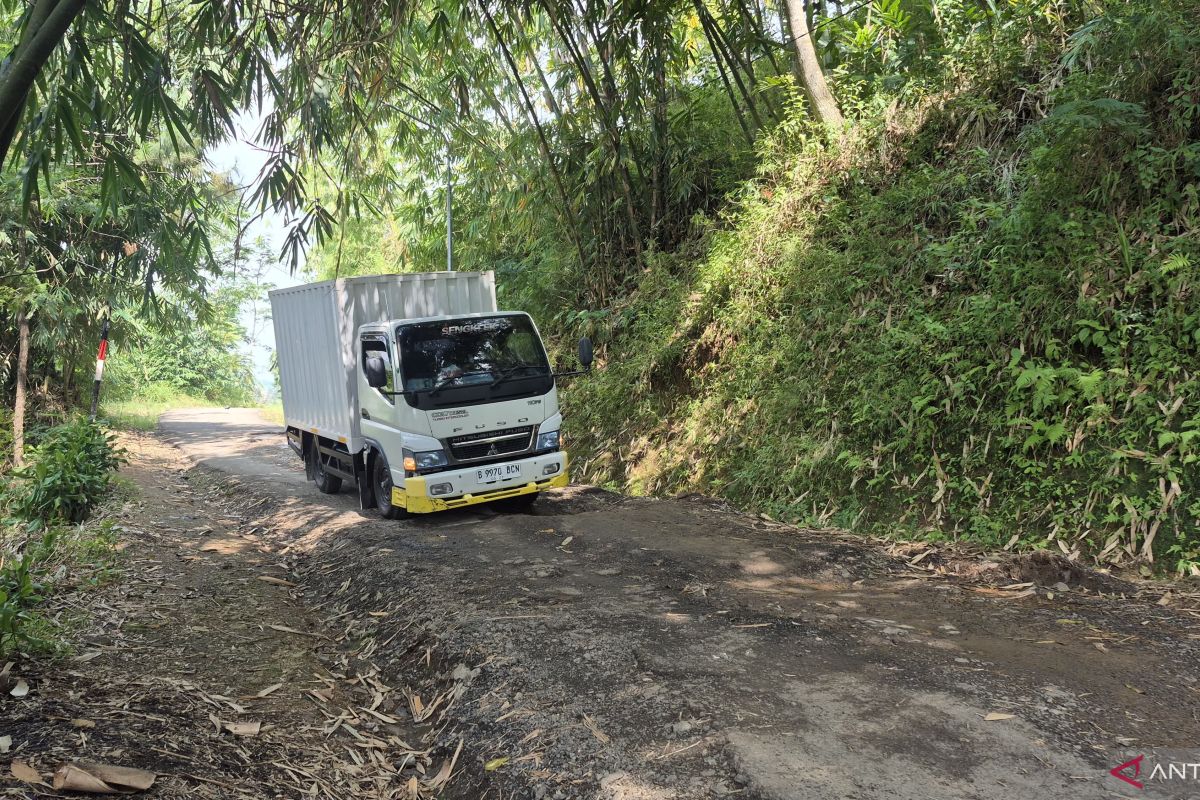 Pemkab Bandung Barat Anggarkan Rp 7,5 Miliar Perbaiki Jalan Rusak di Gununghalu dan Sindangkerta