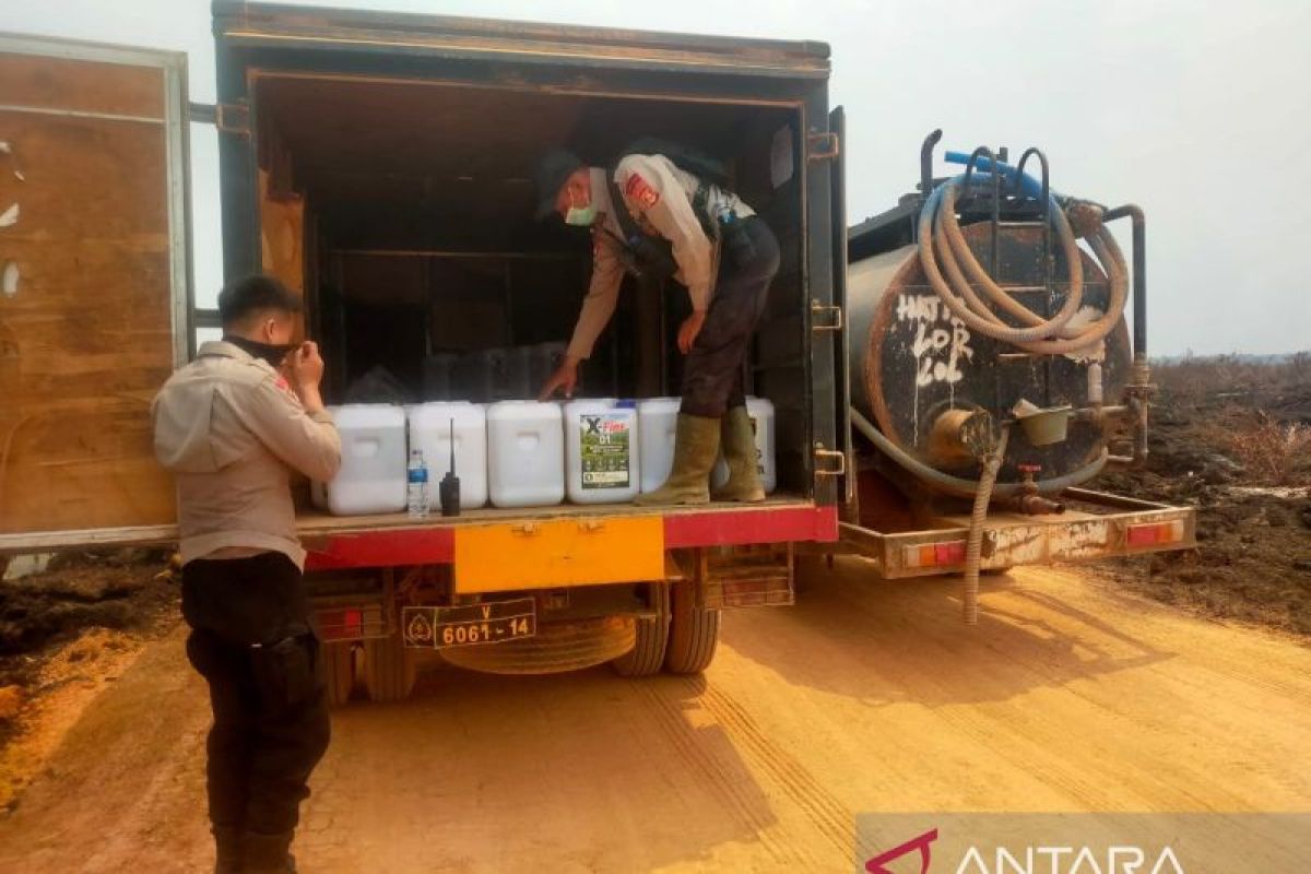 Polda Sumsel Pakai Cairan X-Fire Slog Padamkan Karhutla Lahan Gambut Muara Enim, Bara Disisir hingga Kedalaman Tanah