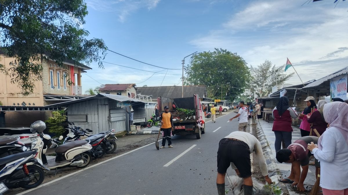 Pemkot Pangkalpinang Bersihkan Kawasan Pintu Air Hingga Jembatan 12